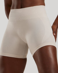 Define 2.0 Seamless Scrunch 4" Shorts | Stone