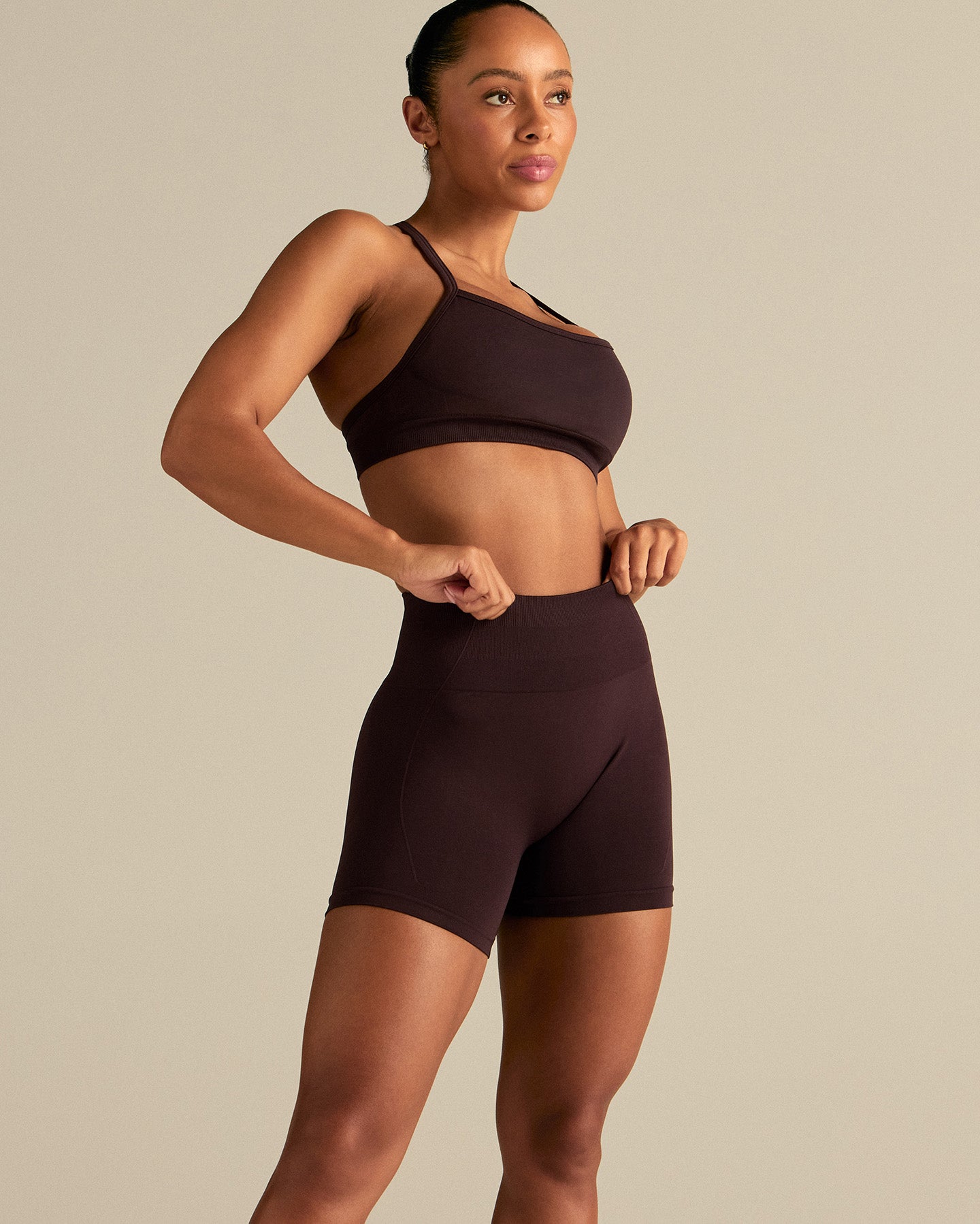 Define 2.0 Seamless Scrunch 4" Shorts | Cafe Noir